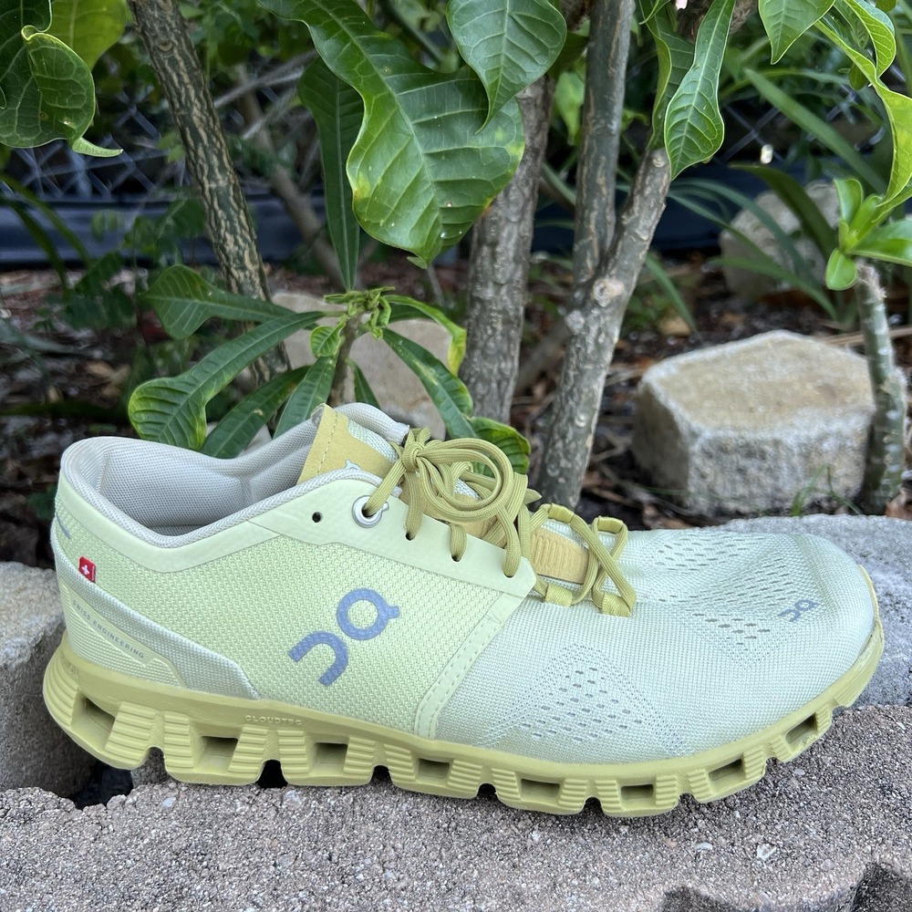 On Cloud Monochrome Running Shoes Women's Sz 9 Yellow Gold